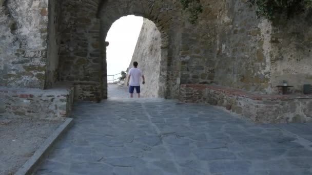 Marcher à travers une porte dans les murs médiévaux pour défendre une ville italienne historique — Video