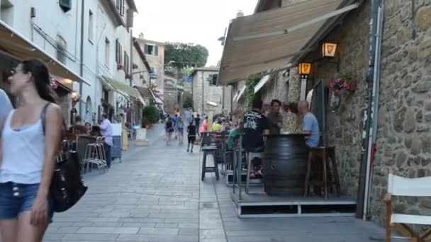 Turyści spacerują i jedzą w średniowiecznym miasteczku turystycznym w ciepły letni wieczór — Wideo stockowe