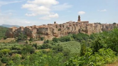 Güneşli bir günde ünlü ortaçağ şehrinin Pitigliano panoramik manzarası