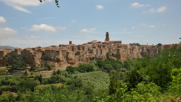 Pitigliano statický široký úhel pohledu na středověkou vesnici vytesanou do tuffové stěny — Stock video