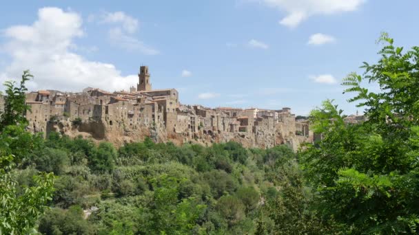 Pitigliano en Toscana es una ciudad medieval encaramada en el acantilado de la toba. vista estática — Vídeo de stock