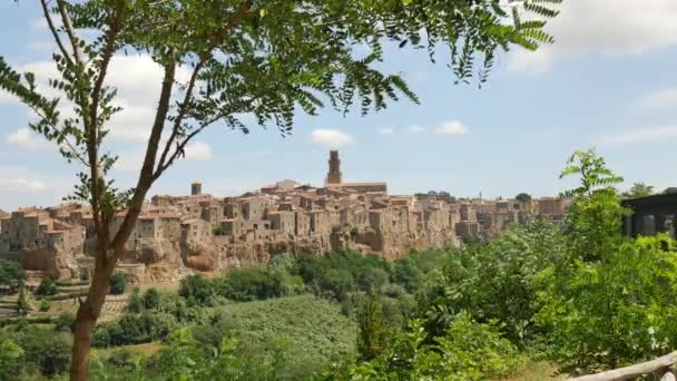 Pitigliano en Toscane vue grand angle derrière un arbre vert déplacé par le vent — Video