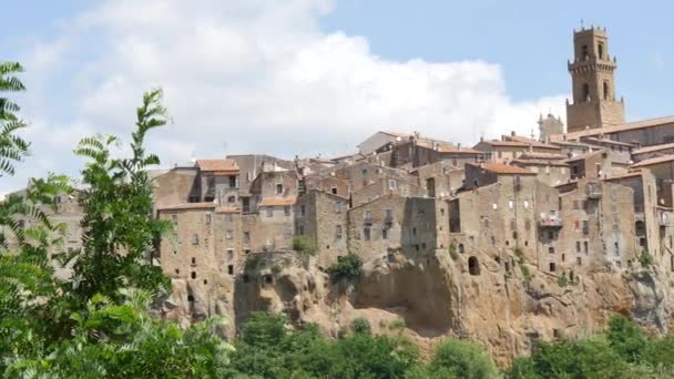 수직으로 바위 벽을 파 놓은 중세 시대의 마을을 그린 피 틸리아 노 파노라마같은 전경 — 비디오