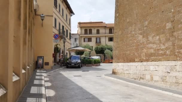 Typical street of an historic medieval city invaded by modern traffic of cars — Stock Video