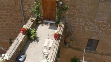 Eski bir kırmızı tuğlalı evin kapısının üstünden yakın görüş