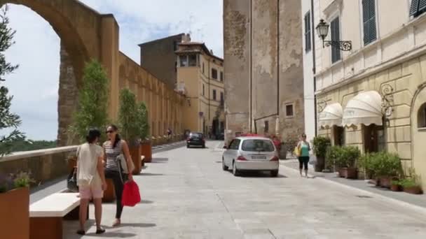 Slenteren door de straten van het centrum van Pitigliano — Stockvideo