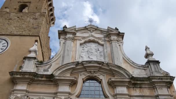 Cathedral of Saints Peter and Paul in Pitigliano. Top bottom tilt view — Stock Video