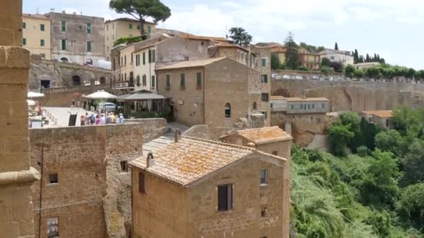 View of the ancient houses of Pitigliano built on the vertical margin of a hill — Stock Video