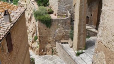 Pitigliano 'nun antik evleri birbirine çok yakın bir tepenin tepesinde inşa edilmiştir.