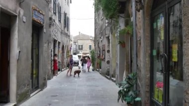 İnsanlar Pitigliano sokaklarında yürüyorlar Toskana 'daki küçük Kudüs' te