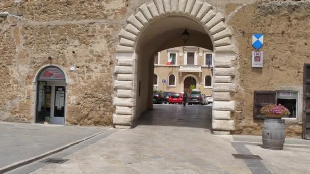 在一座中世纪城市的砖墙中的一扇古老拱门脚下交叉 — 图库视频影像