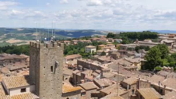Veduta aerea del paesaggio urbano di Volterra in padella 4K vista da sinistra a destra — Video Stock