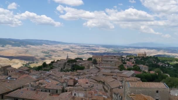 Veduta aerea dell'antica città di Volterra tetti in giornata di sole con cielo blu — Video Stock