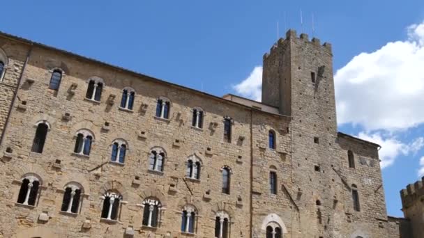 Volterra histórico edifício de tijolos vermelhos na Piazza dei Priori, Praça dos Priores — Vídeo de Stock