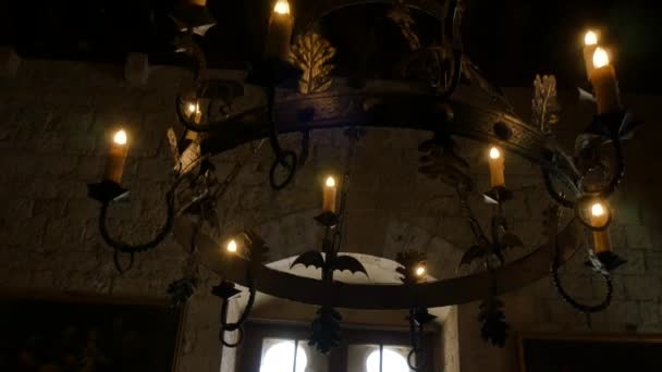 Finestra di lussuoso palazzo storico vista dall'interno con un raffinato lampadario — Video Stock