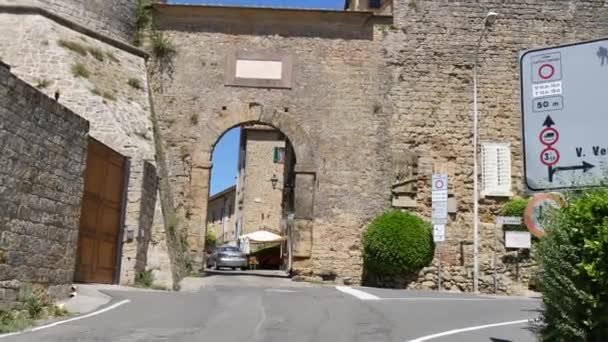 Grande porta ad arco nelle mura medievali della storica città di Volterra — Video Stock