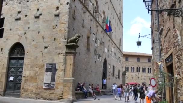 Sétálni a Piazza dei Priori-ban Volterra szemszögéből egy turista — Stock videók