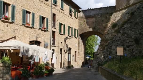 Rua medieval no centro histórico de Volterra no verão com turistas — Vídeo de Stock