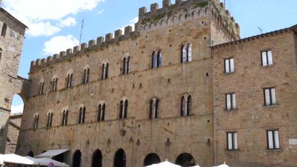 Fachadas dos edifícios históricos da Piazza dei Priori em Volterra — Vídeo de Stock