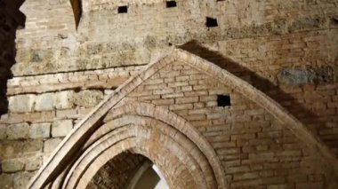 Siena Katedrali mezarlığı. Yüzlerce yıllık kemerli kapılar ve turistler onu ziyaret ediyor.