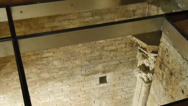 Крипта древнего собора Сиены, Дуомо, знаменитая средневековая католическая церковь — стоковое видео