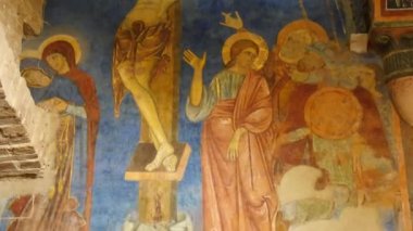 Siena 'daki bir katolik kilisesinin mahzeninde çarmıha gerilmenin ortaçağ freski.