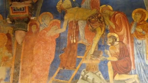 Fresco av nedfallet från Jesu kors i kryptan av katedralen i Siena — Stockvideo