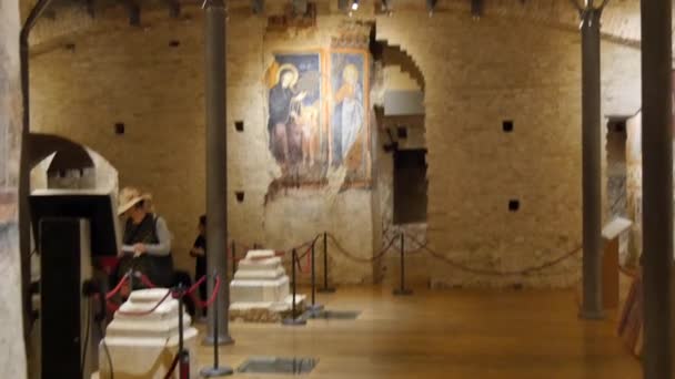 Frescoes med scener från den katolska religionen i kryptan av Siena katedralen — Stockvideo