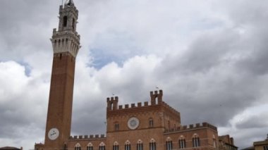 Siena 'daki Piazza del Campo' da Torre del Mangia. 4K tepeden tırnağa eğik video.