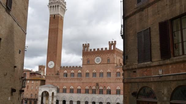 Torre del Mangia en Piazza del Campo Sienas plaza principal con multitud de turistas — Vídeos de Stock