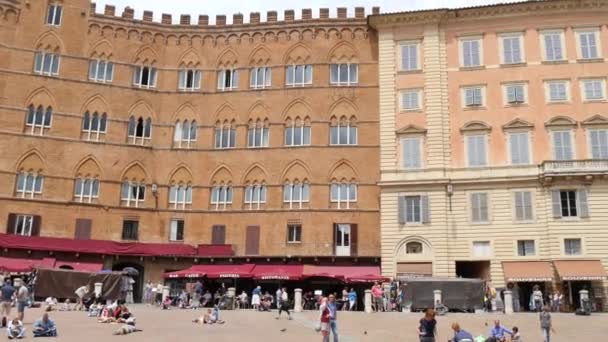 Piazza del Campo στη Σιένα. 4K pan βίντεο από αριστερά προς τα δεξιά με τουρίστες — Αρχείο Βίντεο