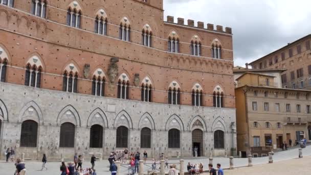 Gevels van de historische middeleeuwse gebouwen op Piazza del Campo in Sienna. — Stockvideo