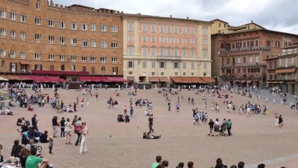 Piazza del Campo στη Σιένα της Τοσκάνης, εισέβαλαν πλήθη τουριστών — Αρχείο Βίντεο