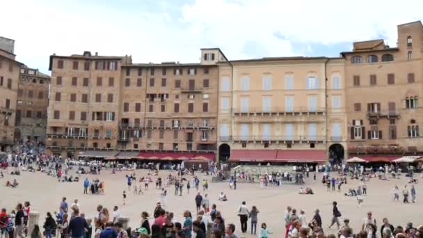 Plac Średniowieczny Piazza del Campo w Sienie najechany przez tłumy turystów — Wideo stockowe
