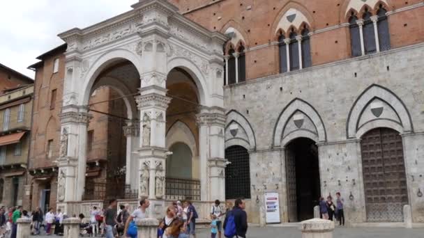 Cappella di Piazza του Palazzo Pubblico στην Piazza del Campo Siena με τουρίστες — Αρχείο Βίντεο