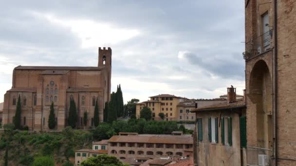 Siena paisaje urbano en 4K video pan de derecha a izquierda en un día soleado de verano — Vídeo de stock