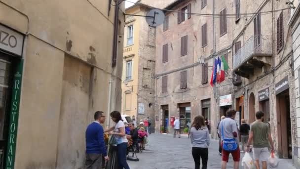 Escena urbana en Siena con gente caminando relajada en una calle del centro de la ciudad — Vídeos de Stock