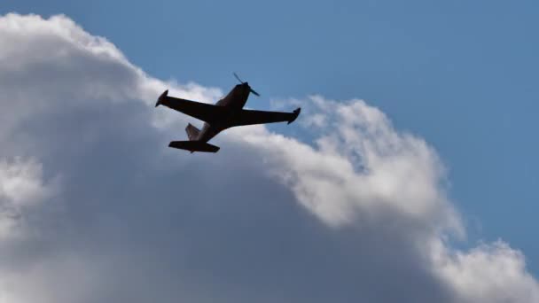 High performance propeller aërobe vliegtuig rolt in de blauwe lucht tijdens een vliegshow — Stockvideo