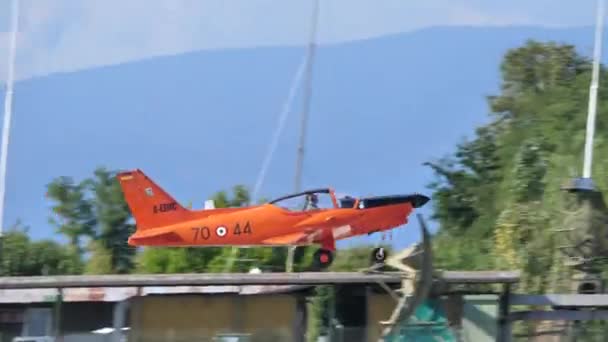 Avión de hélice despega. Utilizado para entrenar pilotos militares es en color naranja — Vídeo de stock