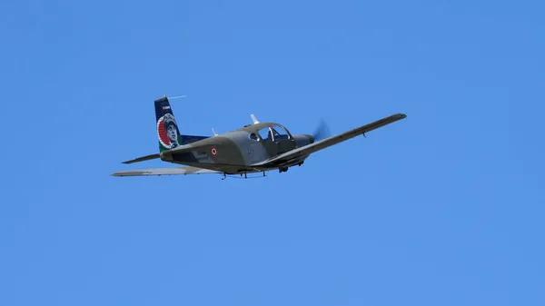 Aereo ad elica militare verde e marrone in volo nel cielo blu — Foto Stock