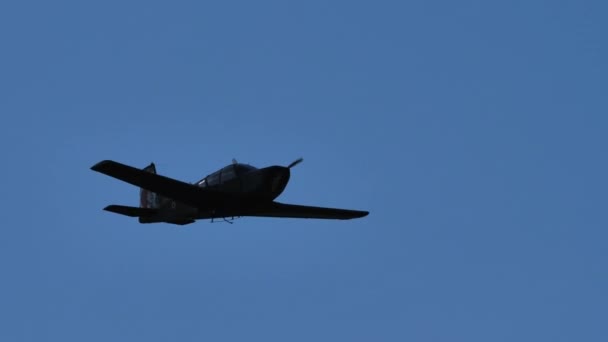 Avion hélice en vol rectiligne à grande vitesse dans le ciel bleu — Video