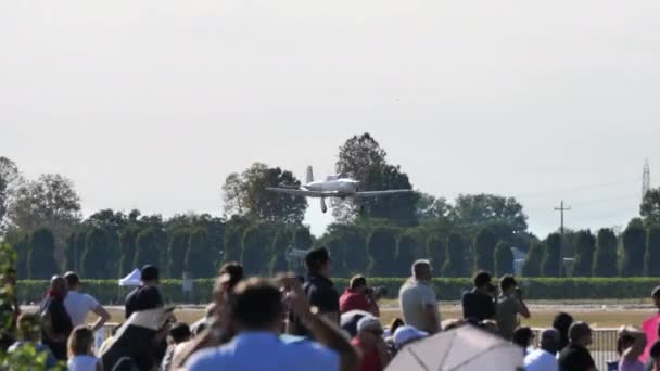 Metal cinza treinamento militar avião vintage tailwheel aterragem undercarriage — Vídeo de Stock