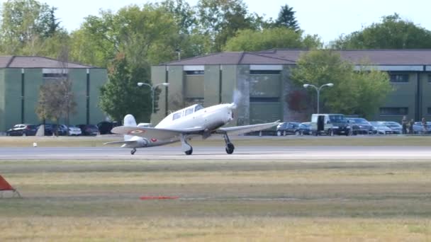 Gamla två säten metallgrå militär träning flygplan i tandem på banan — Stockvideo