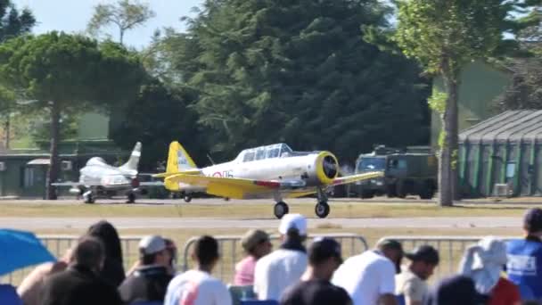 Radial engine propeller military vintage airplane landing in airshow with public — Stock Video