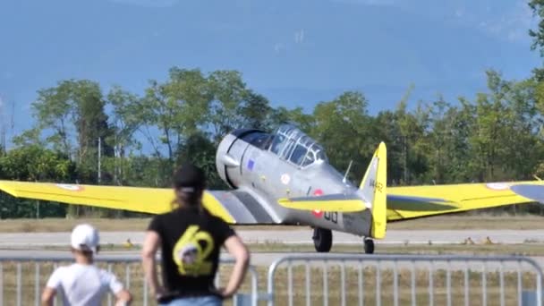 Такси военных самолетов времён Второй мировой войны на взлетно-посадочной полосе во время авиашоу — стоковое видео