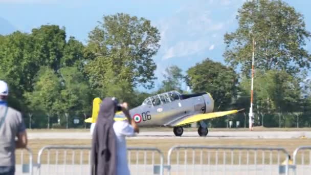 Public at one of the few airshows during coronavirus pandemic admires a plane — Stock Video