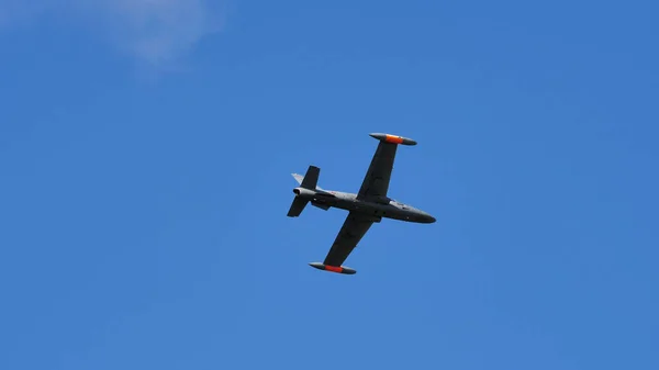 Jet repülőgép repül a kék ég — Stock Fotó