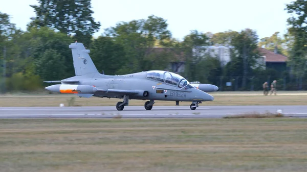 Military aircraft in the airport runway — Stock Photo, Image