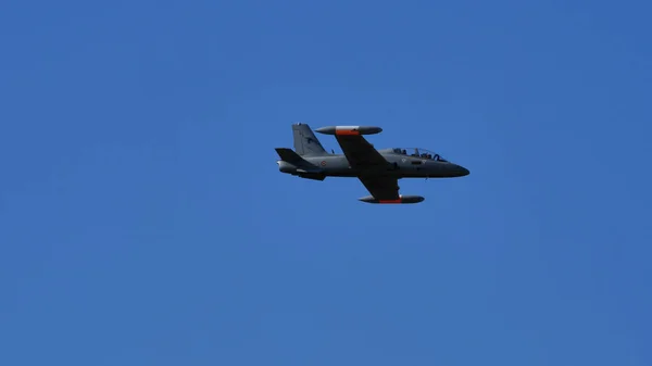 Military jet plane in the blue sky — Stock Photo, Image