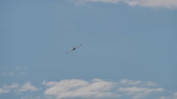 Wojskowy samolot odrzutowy w locie z super szybką prędkością na błękitnym chmurze — Wideo stockowe